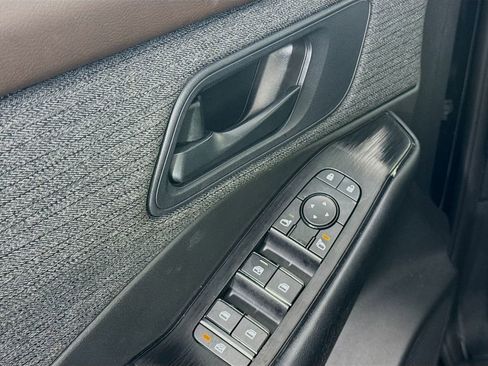 Used 2023 Nissan Rogue S image 17