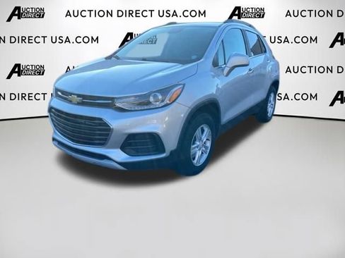 Used 2020 Chevrolet Trax LT w/ LT Convenience Package image 1
