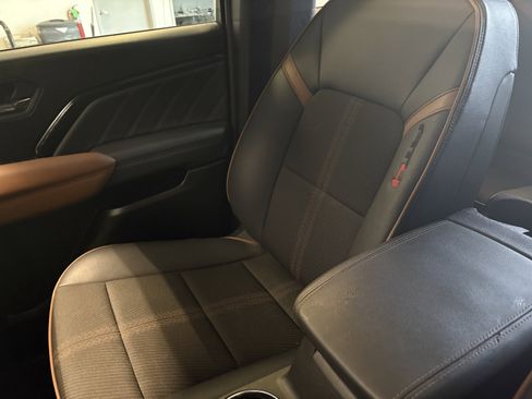 Used 2024 GMC Canyon AT4 w/ Technology Package image 18