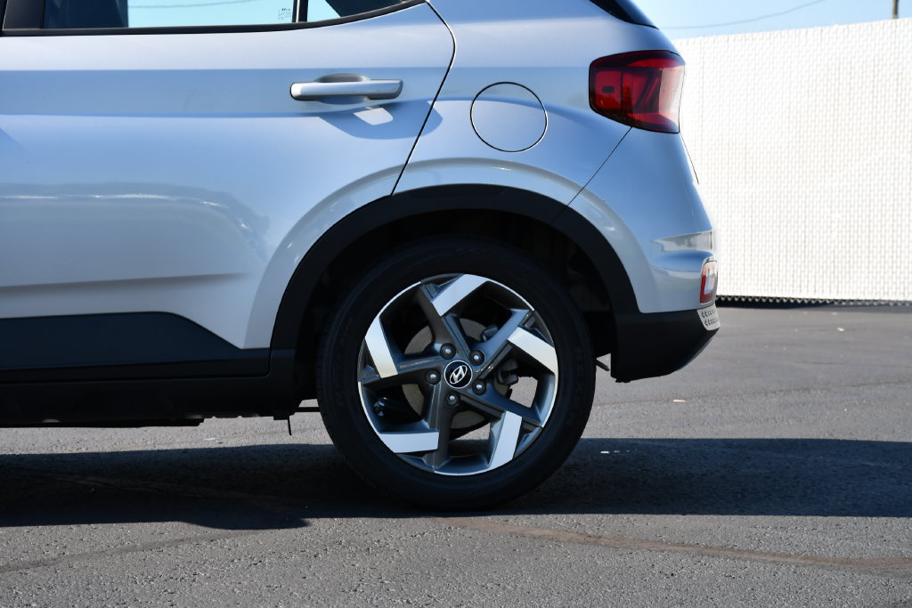 Used 2022 Hyundai Venue SEL FWD image 11