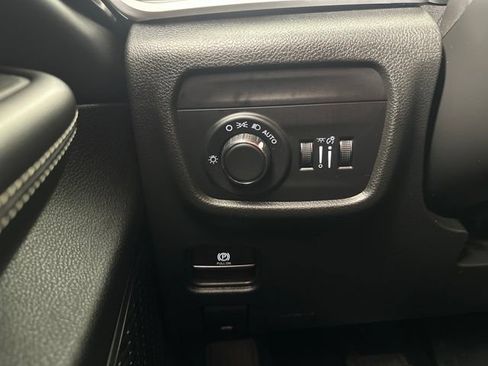 Used 2025 Jeep Grand Cherokee Altitude AWD/4WD image 15