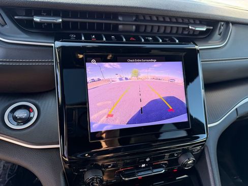 Used 2025 Jeep Grand Cherokee Laredo X w/ Luxury Tech Group I image 31