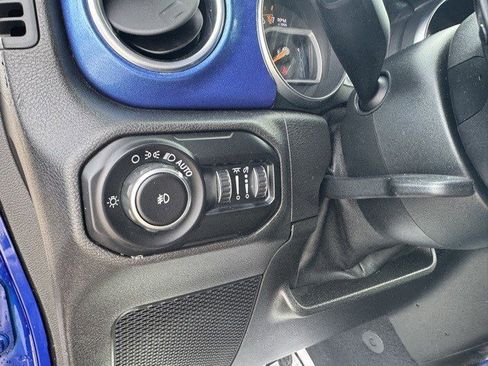 Used 2018 Jeep Wrangler Unlimited Sahara image 9