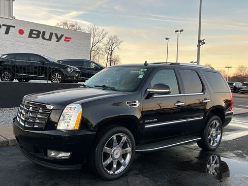 Used 2014 Cadillac Escalade Luxury image 2