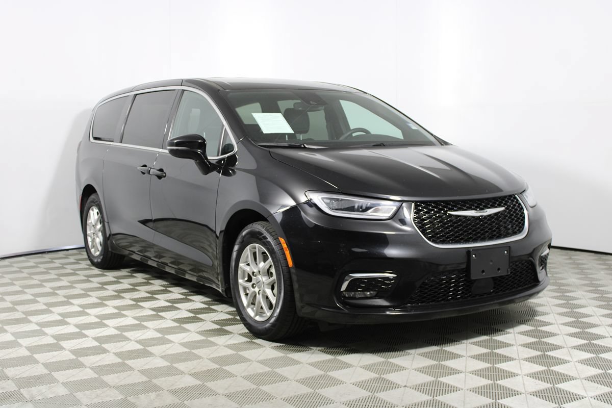 Used 2025 Chrysler Pacifica Select FWD image 30