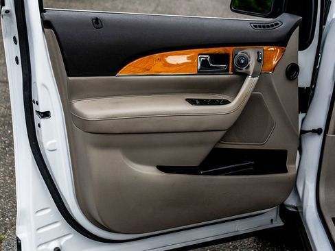 Used 2012 Lincoln MKX AWD image 22