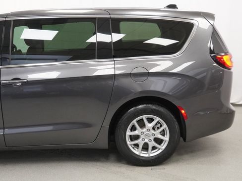 Certified 2023 Chrysler Pacifica Touring-L image 17