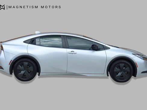 Used 2024 Toyota Prius LE FWD image 2