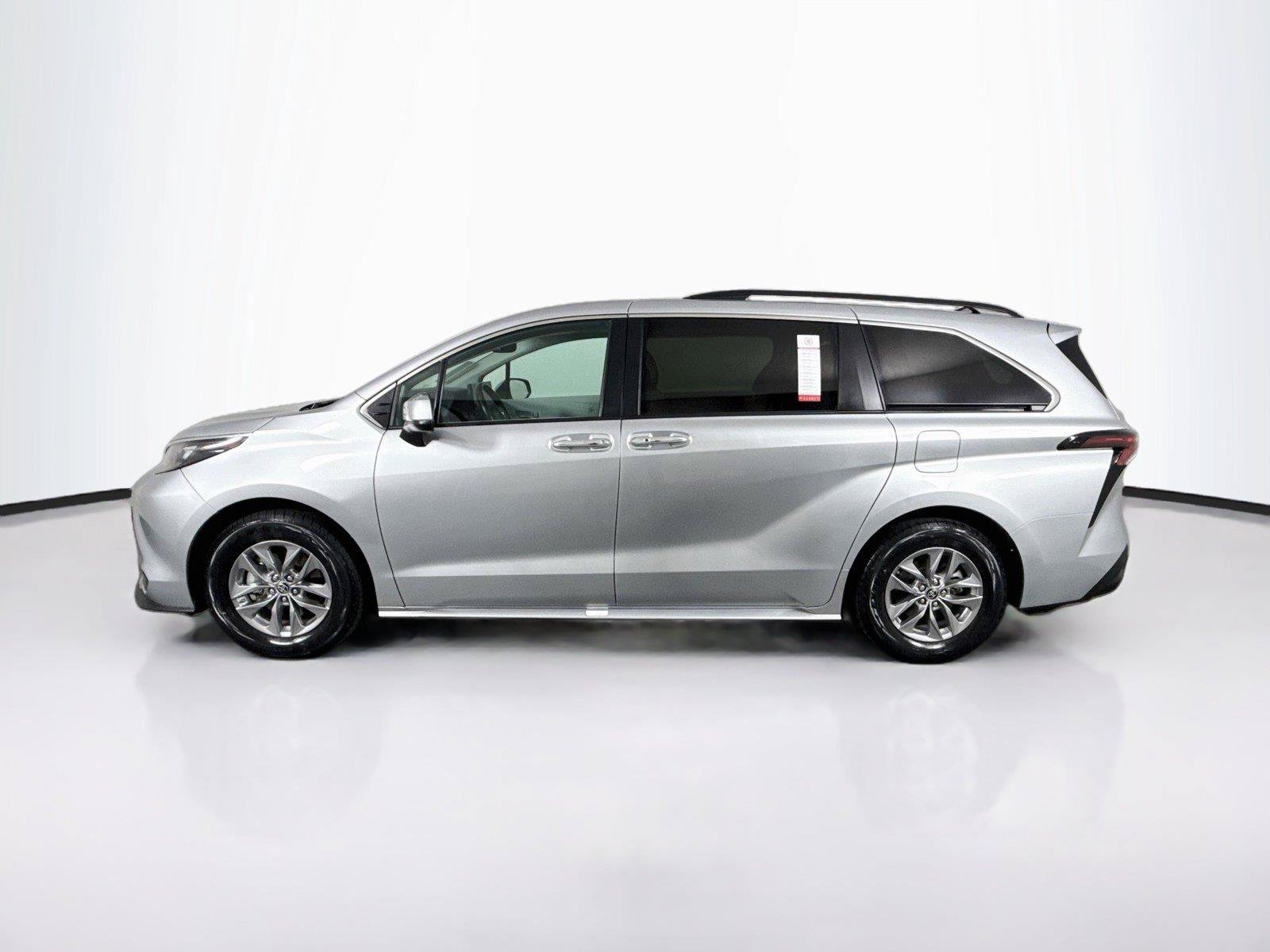Certified 2025 Toyota Sienna XLE FWD image 14