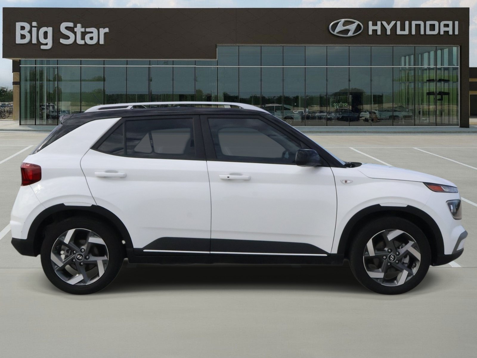 Used 2025 Hyundai Venue Limited FWD image 5