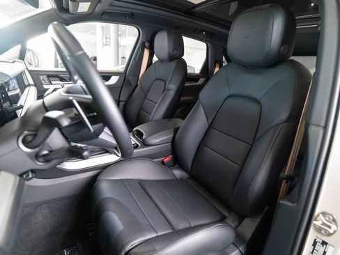 Certified 2025 Porsche Cayenne AWD/4WD image 5