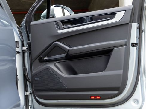Certified 2025 Porsche Cayenne AWD/4WD image 49