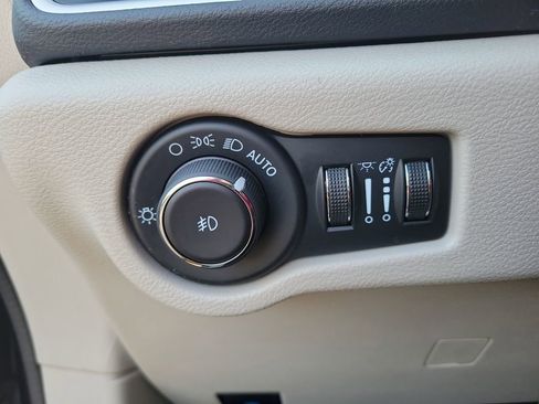 Used 2024 Chrysler Pacifica Touring-L image 10