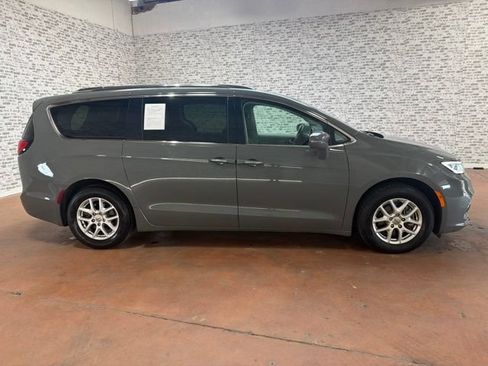 Used 2021 Chrysler Pacifica Touring-L FWD image 8