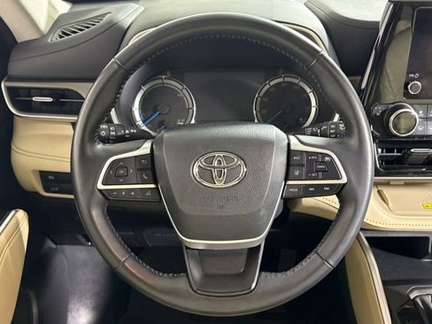 Used 2023 Toyota Highlander XLE AWD/4WD image 28