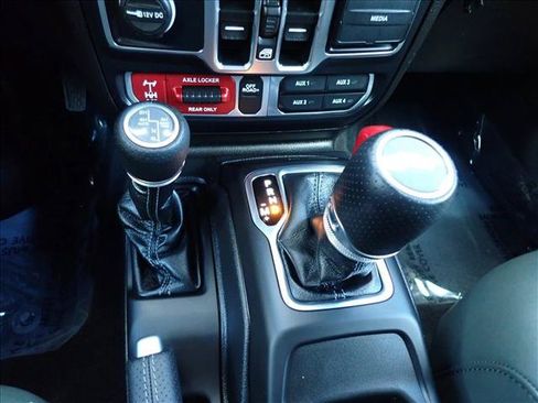 Used 2025 Jeep Gladiator Mojave AWD/4WD image 22