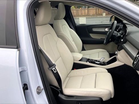 New 2026 Volvo XC40 B5 Plus w/ Protection Package Premier image 31