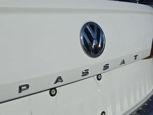 Used 2021 Volkswagen Passat 2.0T SE FWD image 12