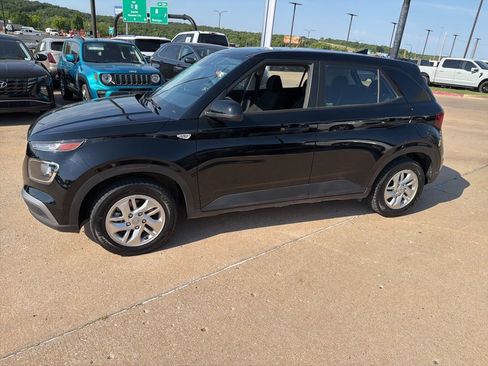 Used 2022 Hyundai Venue SE FWD image 3