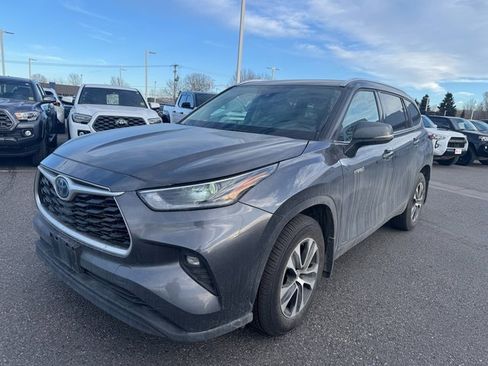 Used 2021 Toyota Highlander XLE image 2