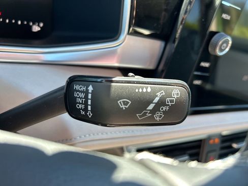 Used 2025 Volkswagen Taos SE image 23