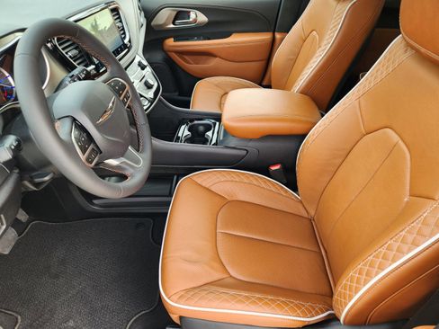 Used 2025 Chrysler Pacifica Pinnacle FWD image 13