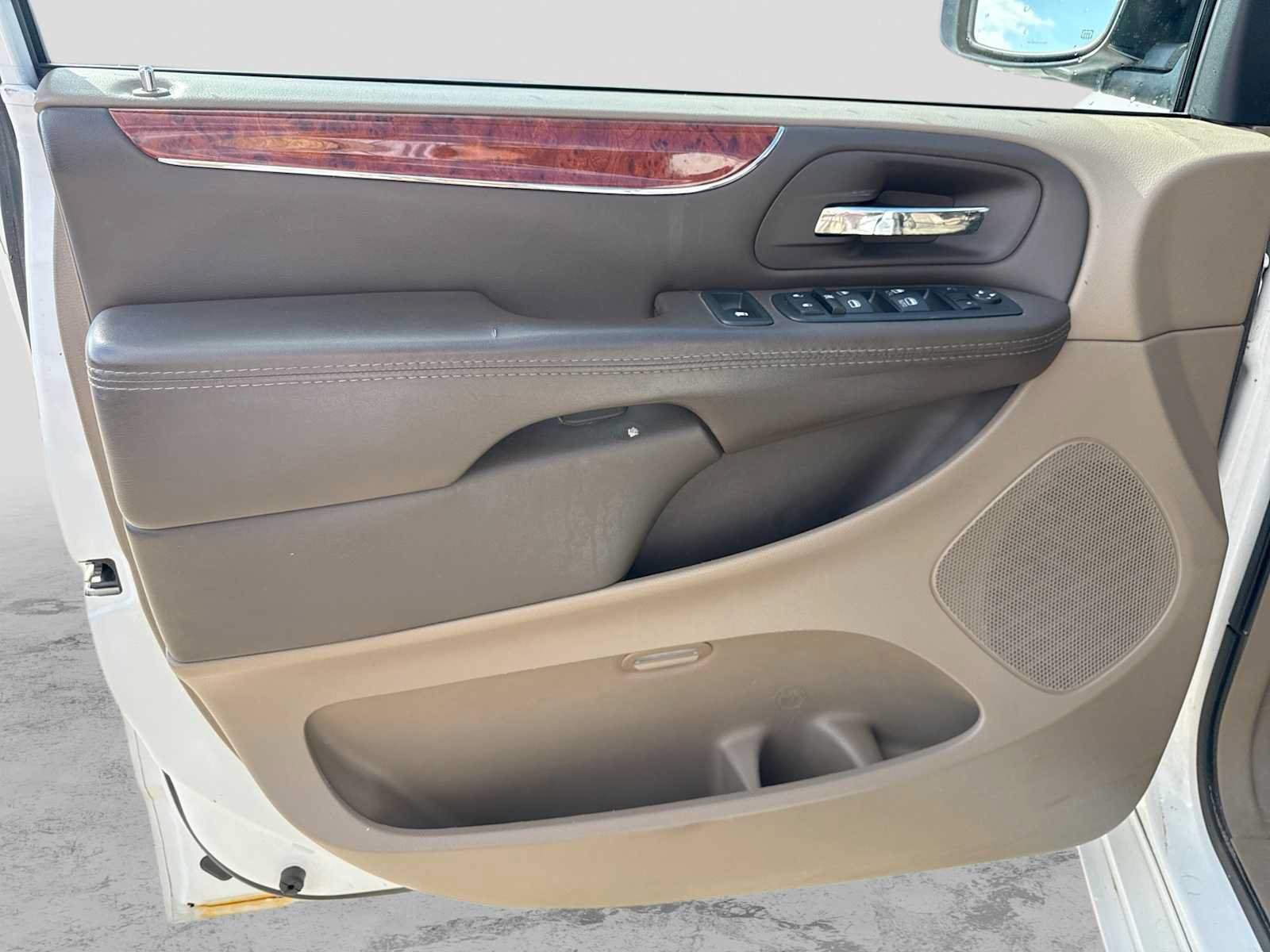 Used 2014 Chrysler Town & Country Touring-L FWD image 32