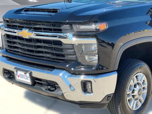 Used 2025 Chevrolet Silverado 2500 LT w/ Convenience Package image 11