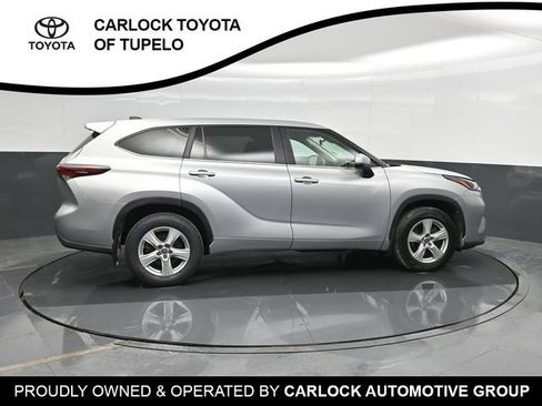 Used 2024 Toyota Highlander LE image 4