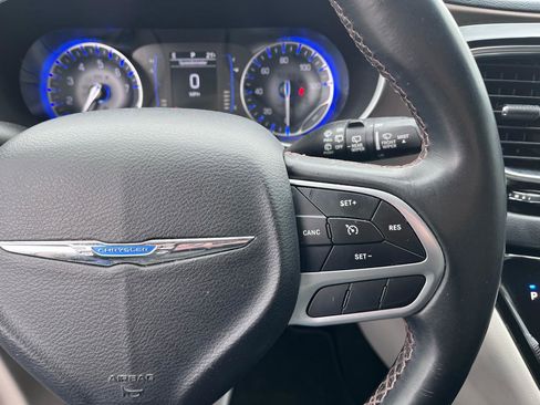 Used 2018 Chrysler Pacifica Touring-L w/ Tire & Wheel Group image 32