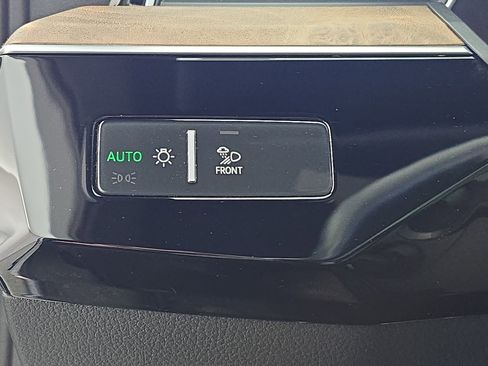 Used 2022 Audi e-tron Premium Plus w/ Premium Plus Package image 26