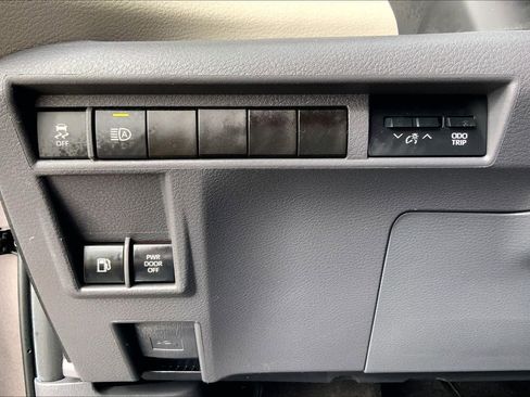 Used 2024 Toyota Sienna XLE image 32