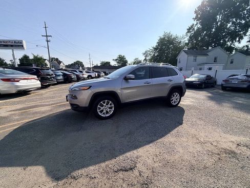 Used 2016 Jeep Cherokee Latitude AWD/4WD image 30