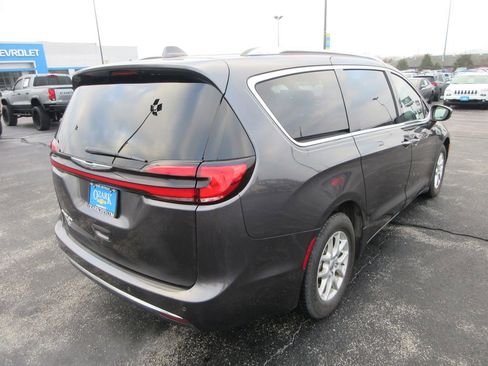 Used 2021 Chrysler Pacifica Touring-L image 5