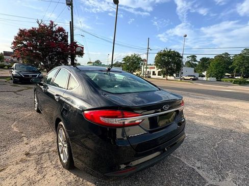Used 2017 Ford Fusion SE w/ Fusion SE Technology Package FWD image 4