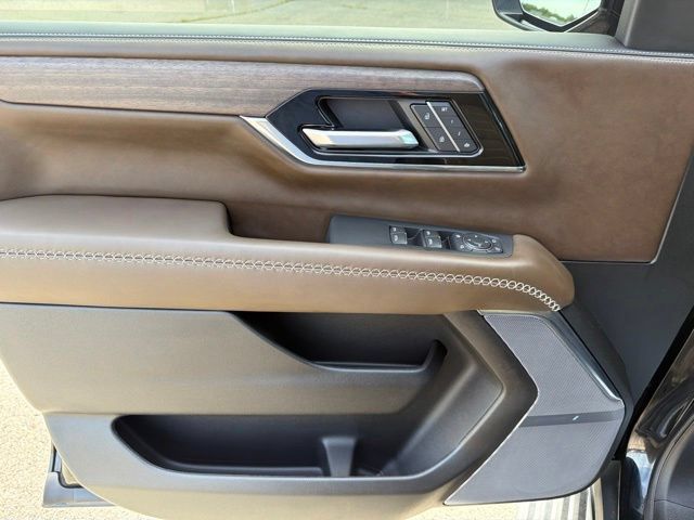 Used 2025 GMC Yukon Denali Ultimate AWD/4WD image 15
