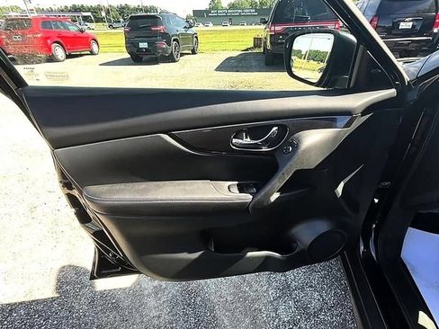 Used 2019 Nissan Rogue S w/ Special Edition Package FWD image 11