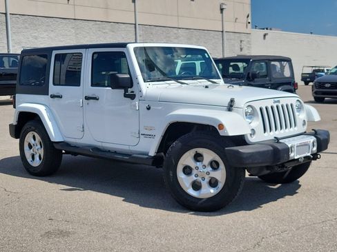 Used 2014 Jeep Wrangler Unlimited Sahara w/ Connectivity Group AWD/4WD image 28