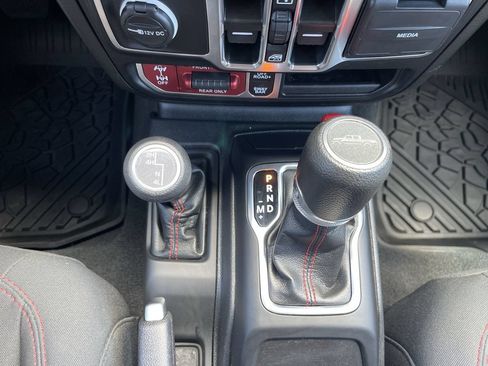 Used 2023 Jeep Gladiator Rubicon AWD/4WD image 16