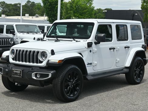 Used 2025 Jeep Wrangler Unlimited Sahara AWD/4WD image 5