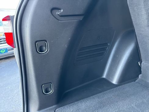 Used 2021 Chevrolet Traverse LT image 34