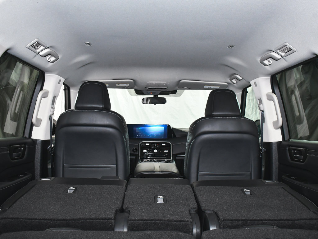 Used 2025 Nissan Armada SV AWD/4WD image 62
