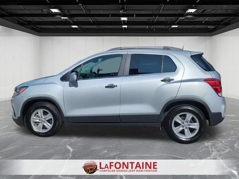 Used 2020 Chevrolet Trax LT w/ LT Convenience Package FWD image 2