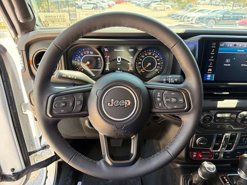 Used 2025 Jeep Gladiator Mojave w/ Convenience Group AWD/4WD image 24