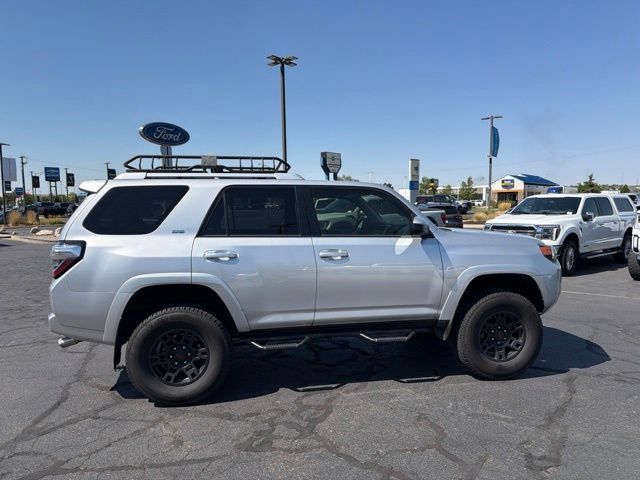 Used 2017 Toyota 4Runner SR5 AWD/4WD image 4