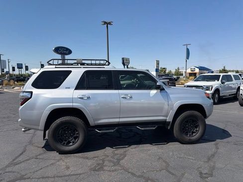 Used 2017 Toyota 4Runner SR5 AWD/4WD image 4