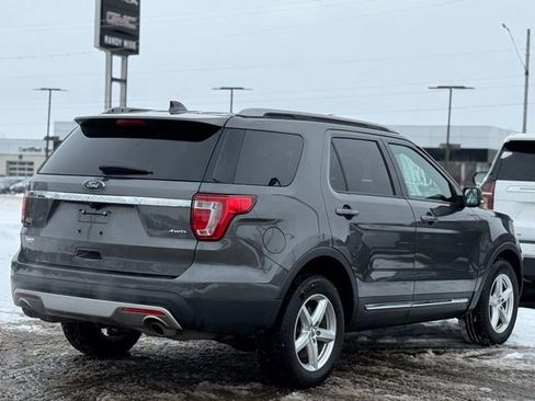 Used 2017 Ford Explorer XLT image 37