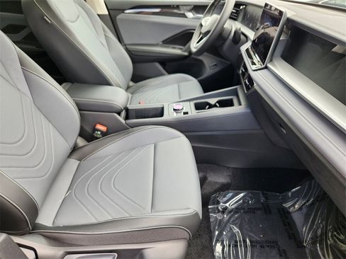 New 2025 Volkswagen Tiguan SE image 24