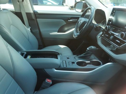 Used 2022 Toyota Highlander XLE FWD image 9