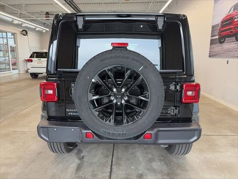 Used 2025 Jeep Wrangler Unlimited Sahara image 5